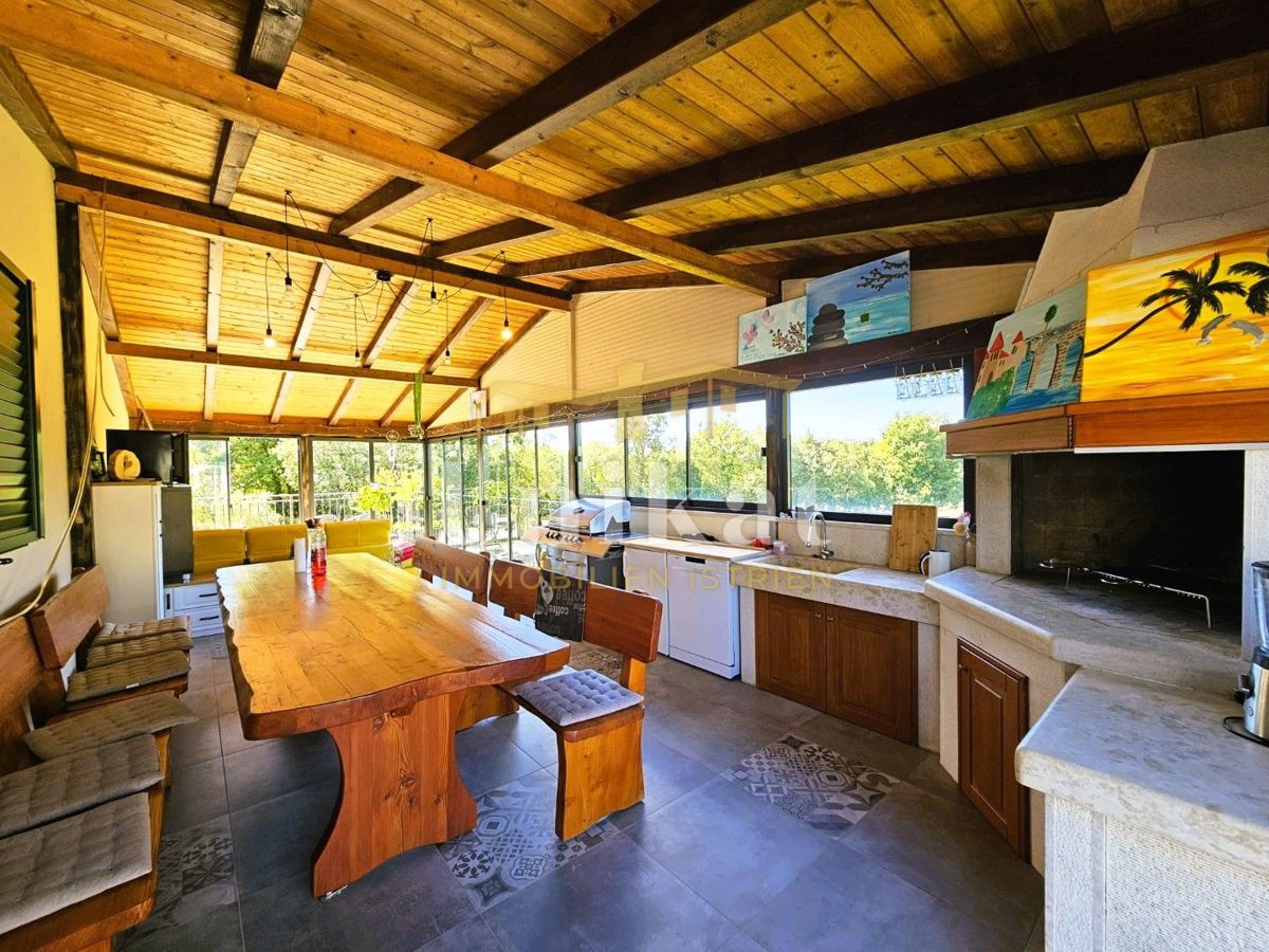 Samostojna pritlična hiša - bazen, garaža in velik vrt